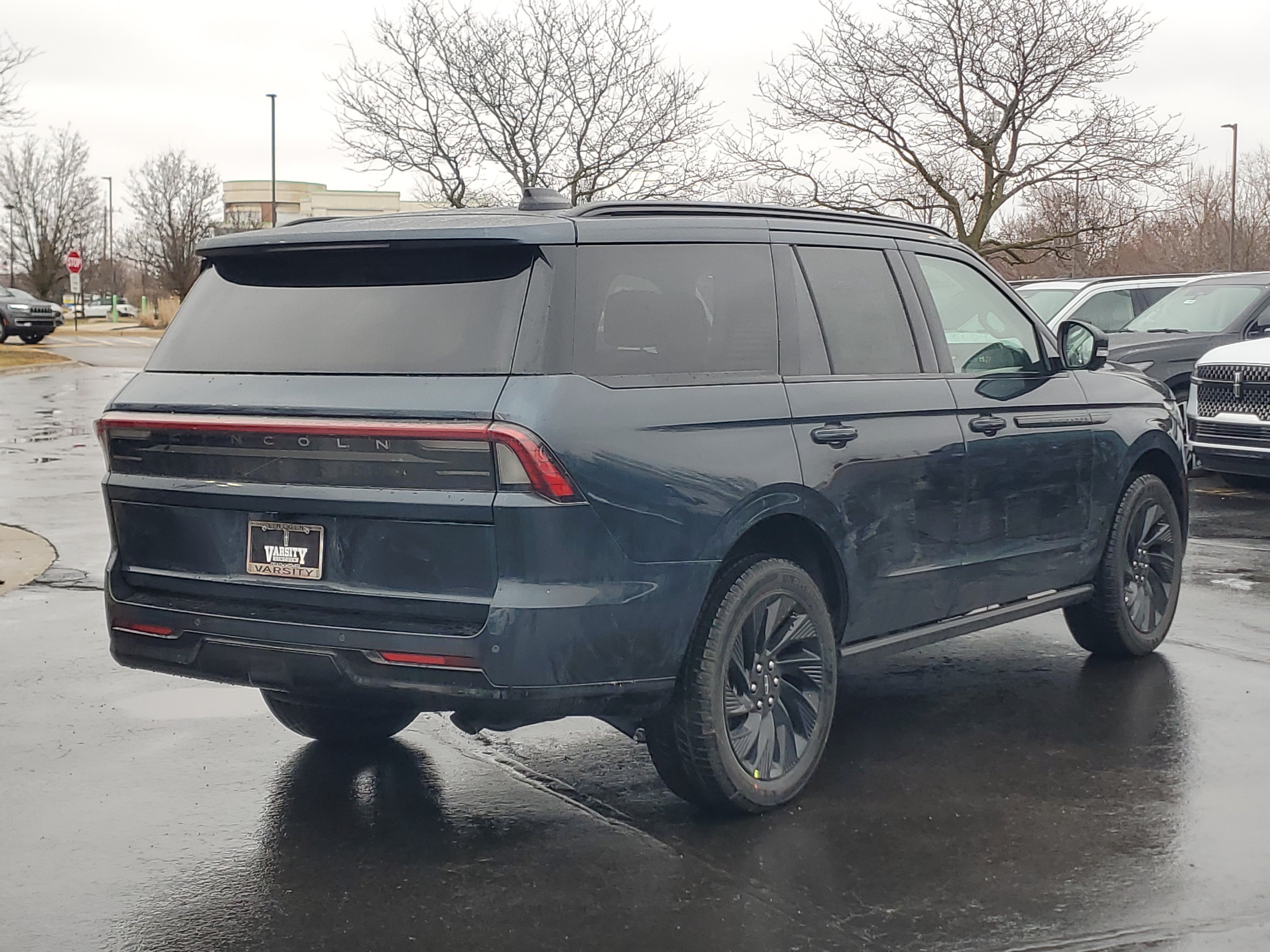 New 2026 Lincoln Navigator Reserve w/ Jet Appearance Package AWD/4WD image 4