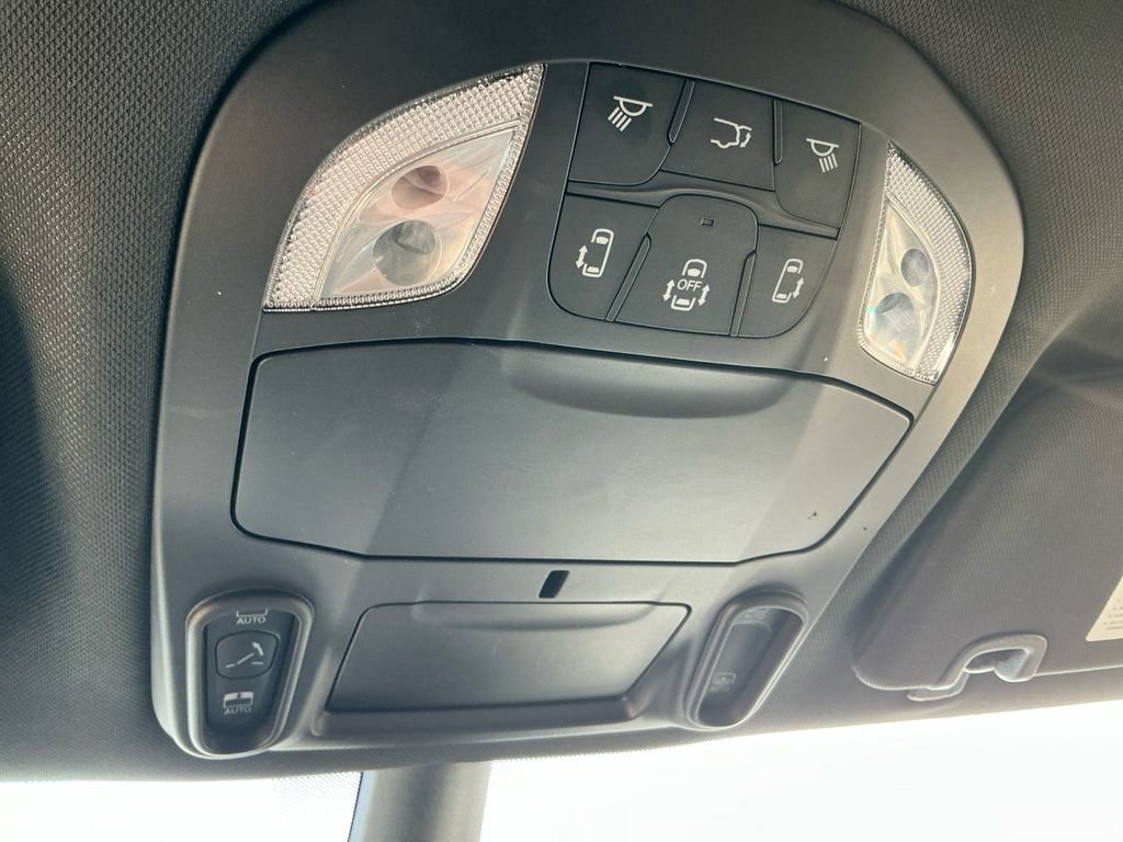 Used 2025 Chrysler Pacifica Limited image 26