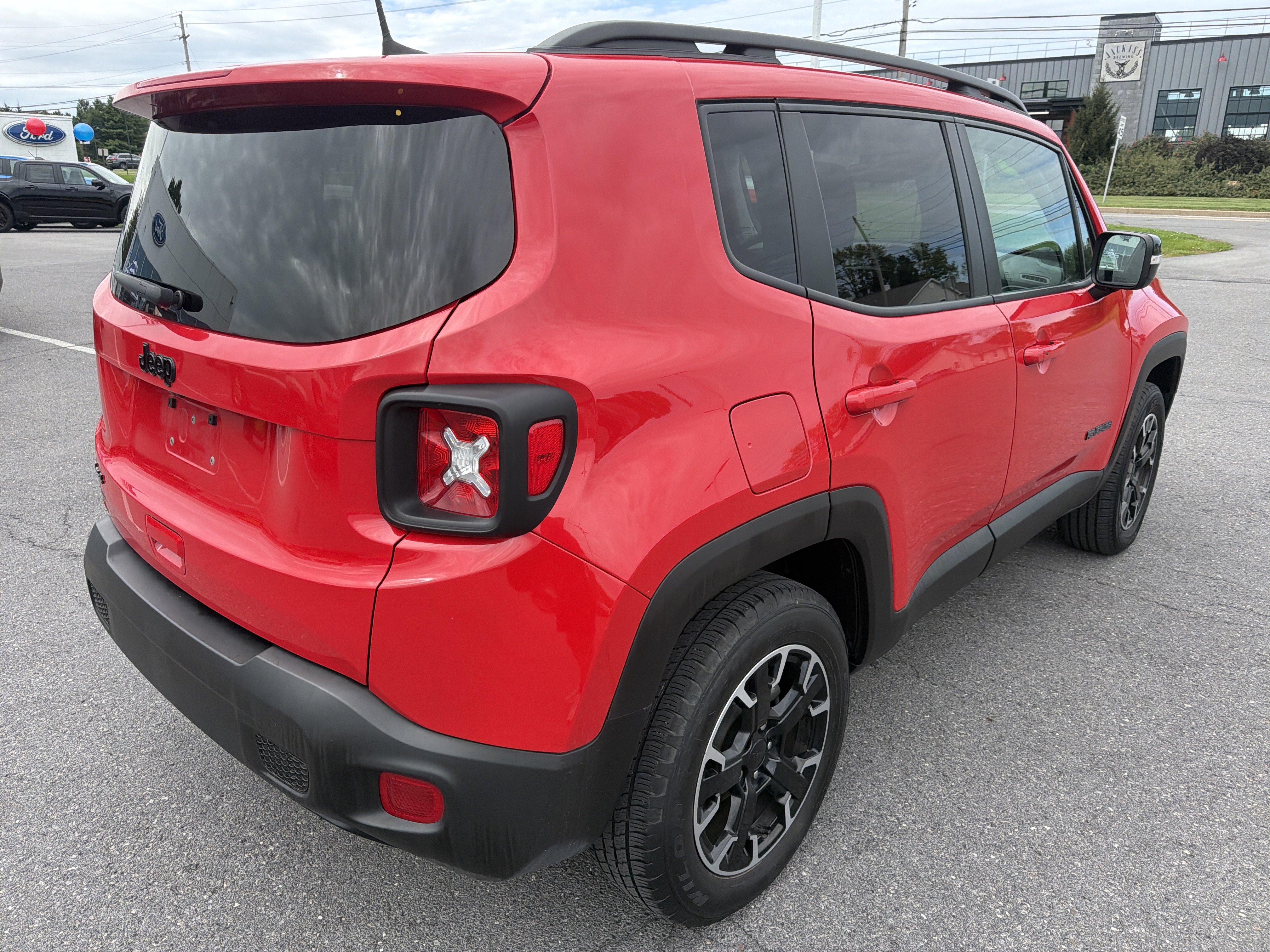Used 2023 Jeep Renegade Latitude AWD/4WD image 3