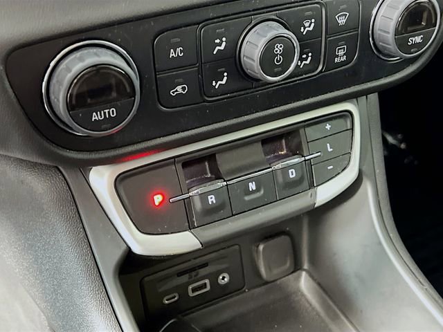 Used 2022 GMC Terrain SLT w/ Infotainment Package II image 17