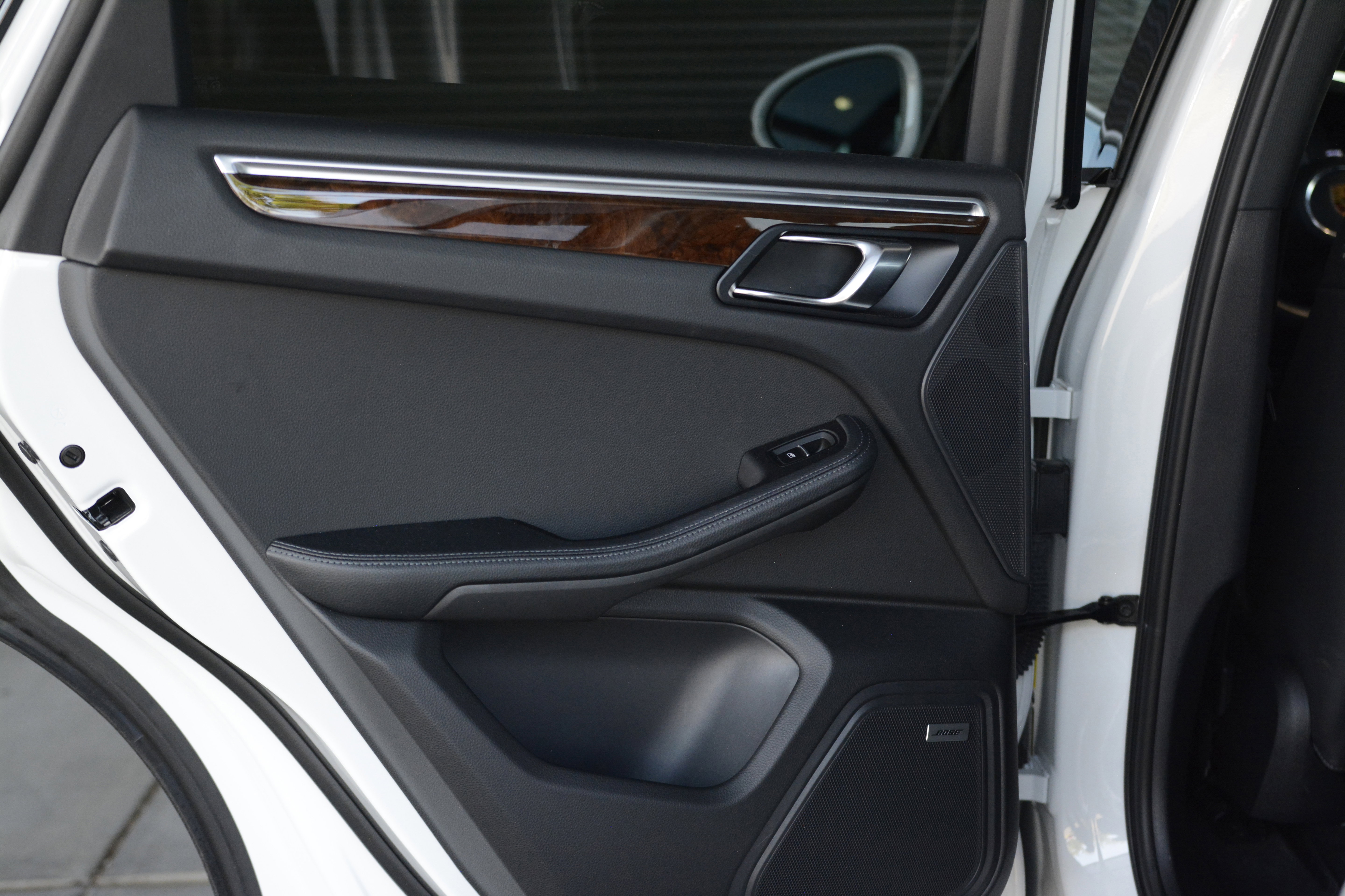 Certified 2022 Porsche Macan S AWD/4WD image 30