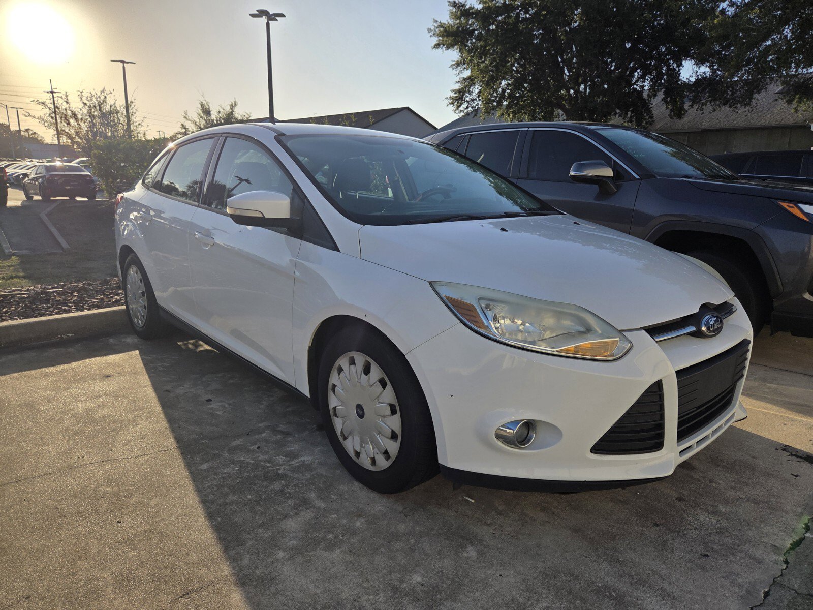 Used 2012 Ford Focus SE w/ SE Winter Pkg FWD image 3
