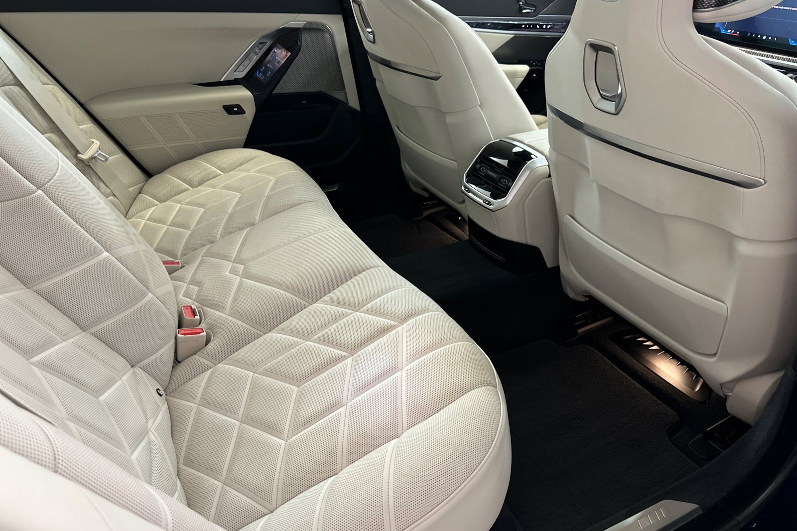 Certified 2023 BMW 740i RWD image 34