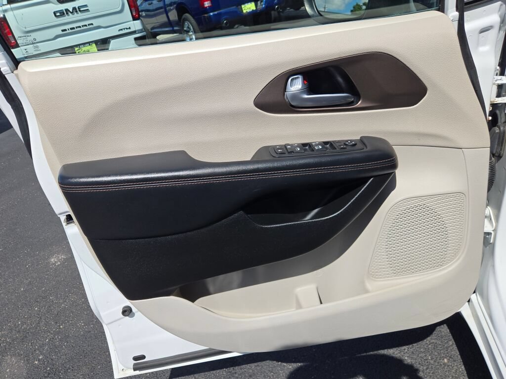 Used 2017 Chrysler Pacifica Touring FWD image 24