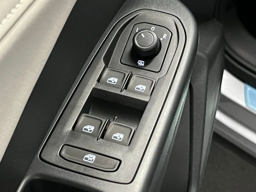 New 2025 Volkswagen Taos SE image 15