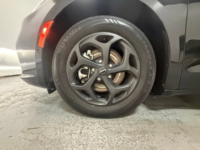 Certified 2024 Chrysler Pacifica Premium FWD image 13