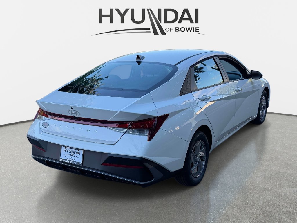 New 2026 Hyundai Elantra SE FWD image 2