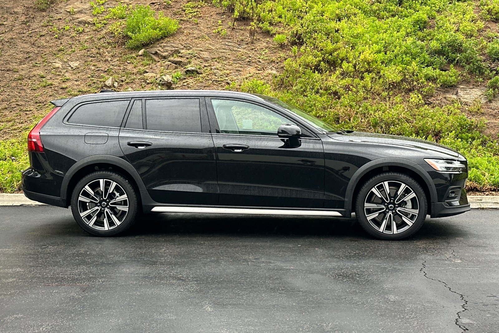 Used 2026 Volvo V60 B5 Cross Country Ultra w/ Climate Package AWD/4WD image 3