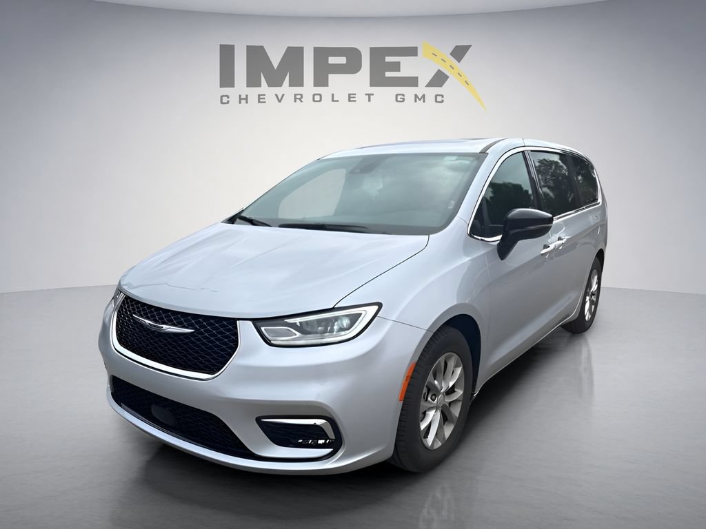 Used 2026 Chrysler Pacifica Limited FWD image 1