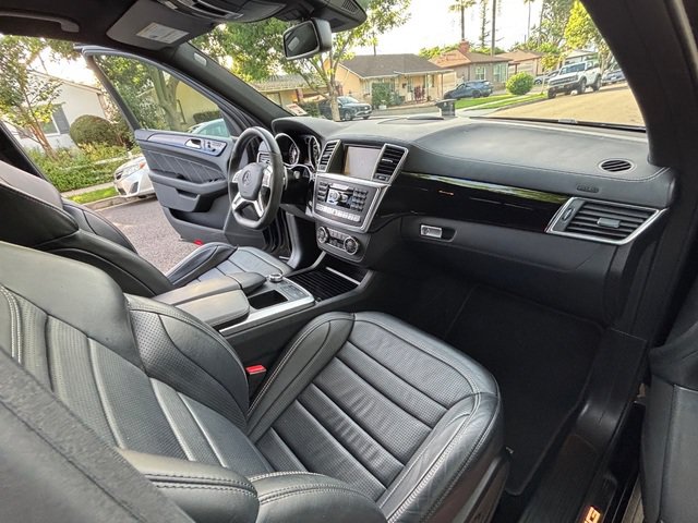 Used 2012 Mercedes-Benz ML 63 AMG 4MATIC w/ AMG Performance Pkg image 37