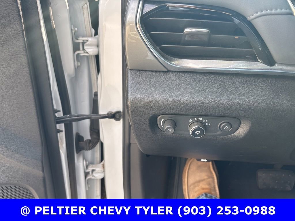 Used 2021 Chevrolet Traverse LT w/ LT Premium Package image 12