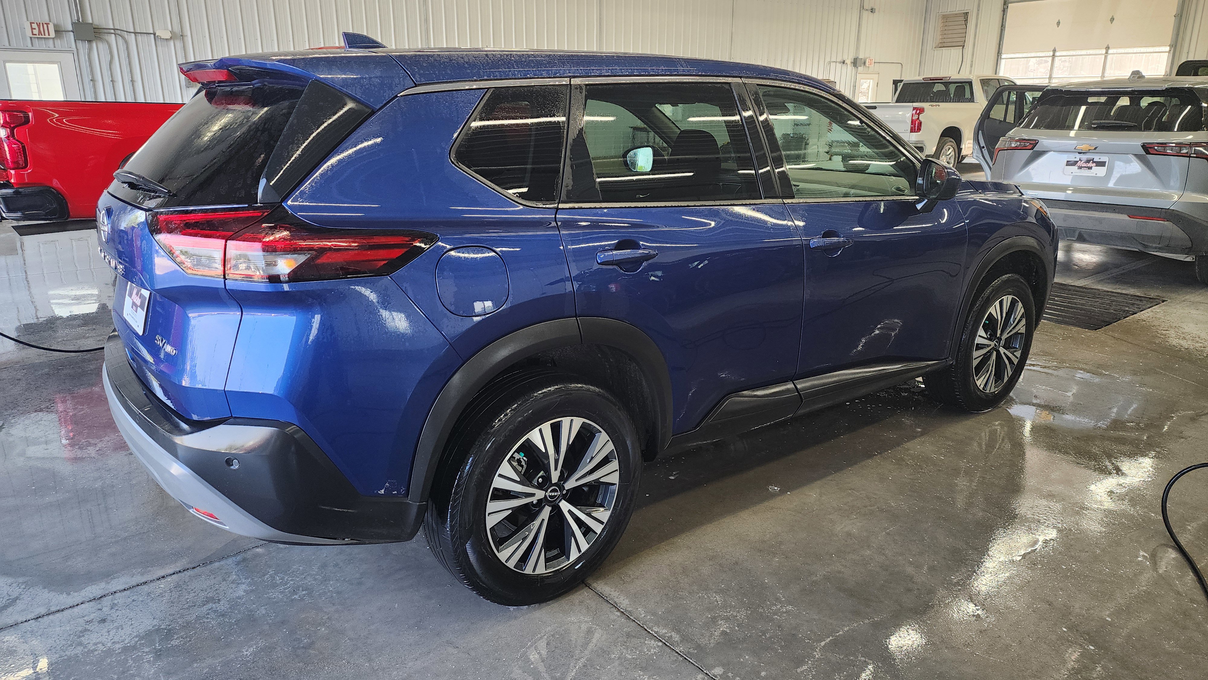 Used 2023 Nissan Rogue SV image 4