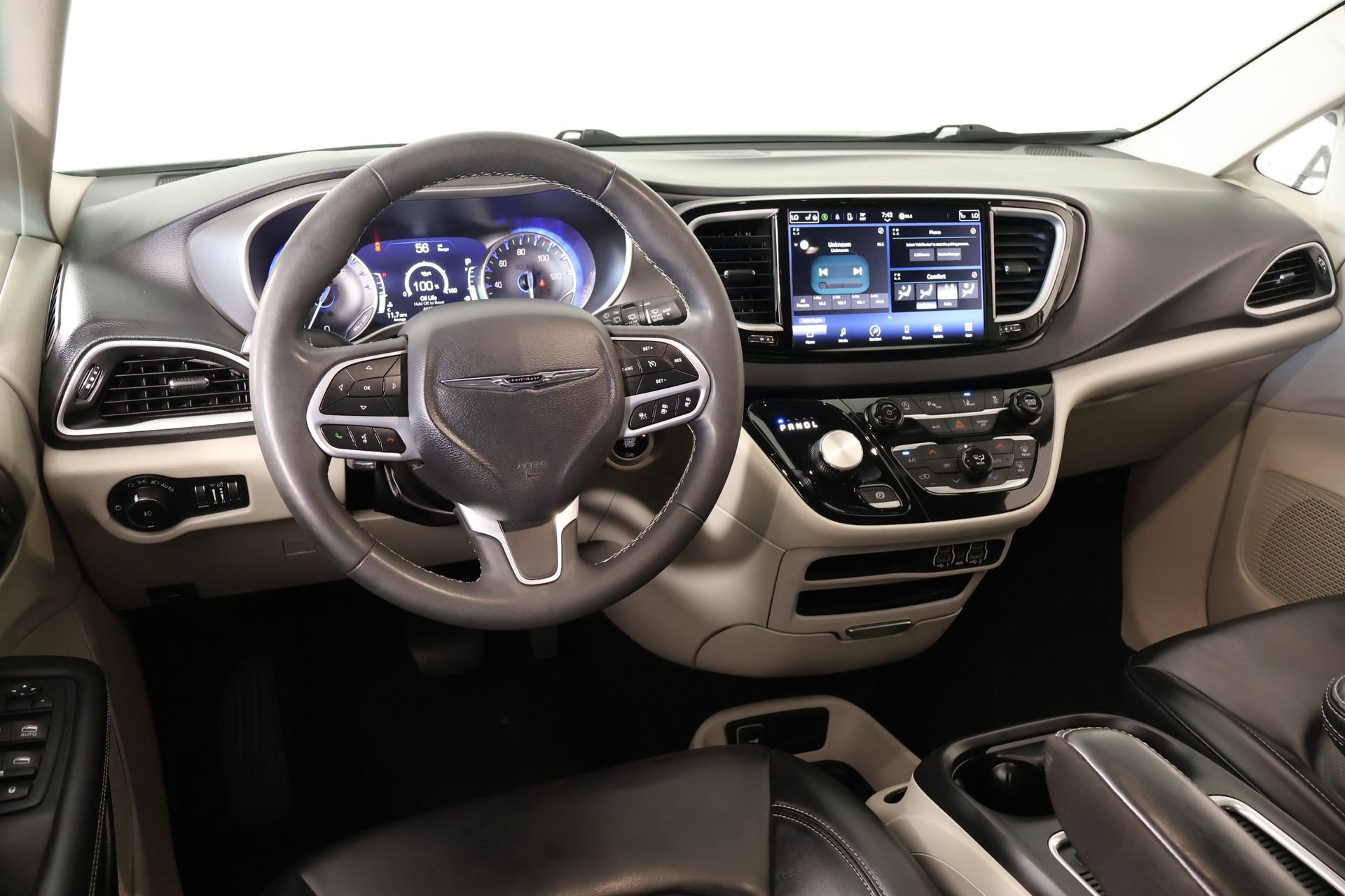 Used 2023 Chrysler Pacifica Touring-L FWD image 2