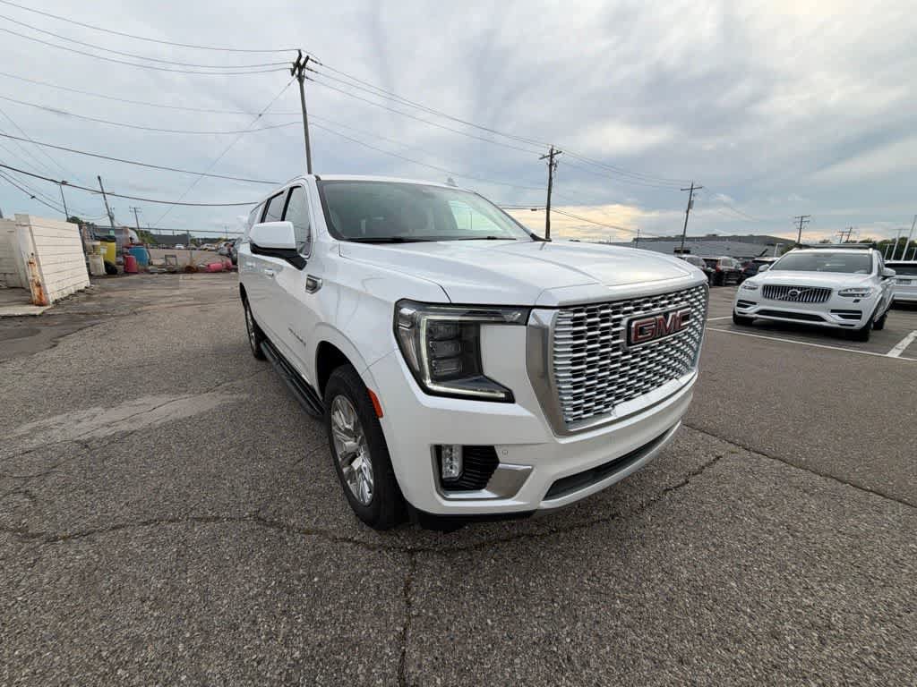 Used 2022 GMC Yukon XL Denali AWD/4WD image 3