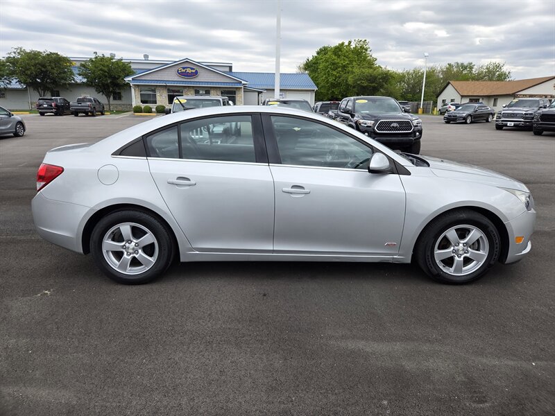 Used 2014 Chevrolet Cruze LT w/ Technology Package FWD image 2