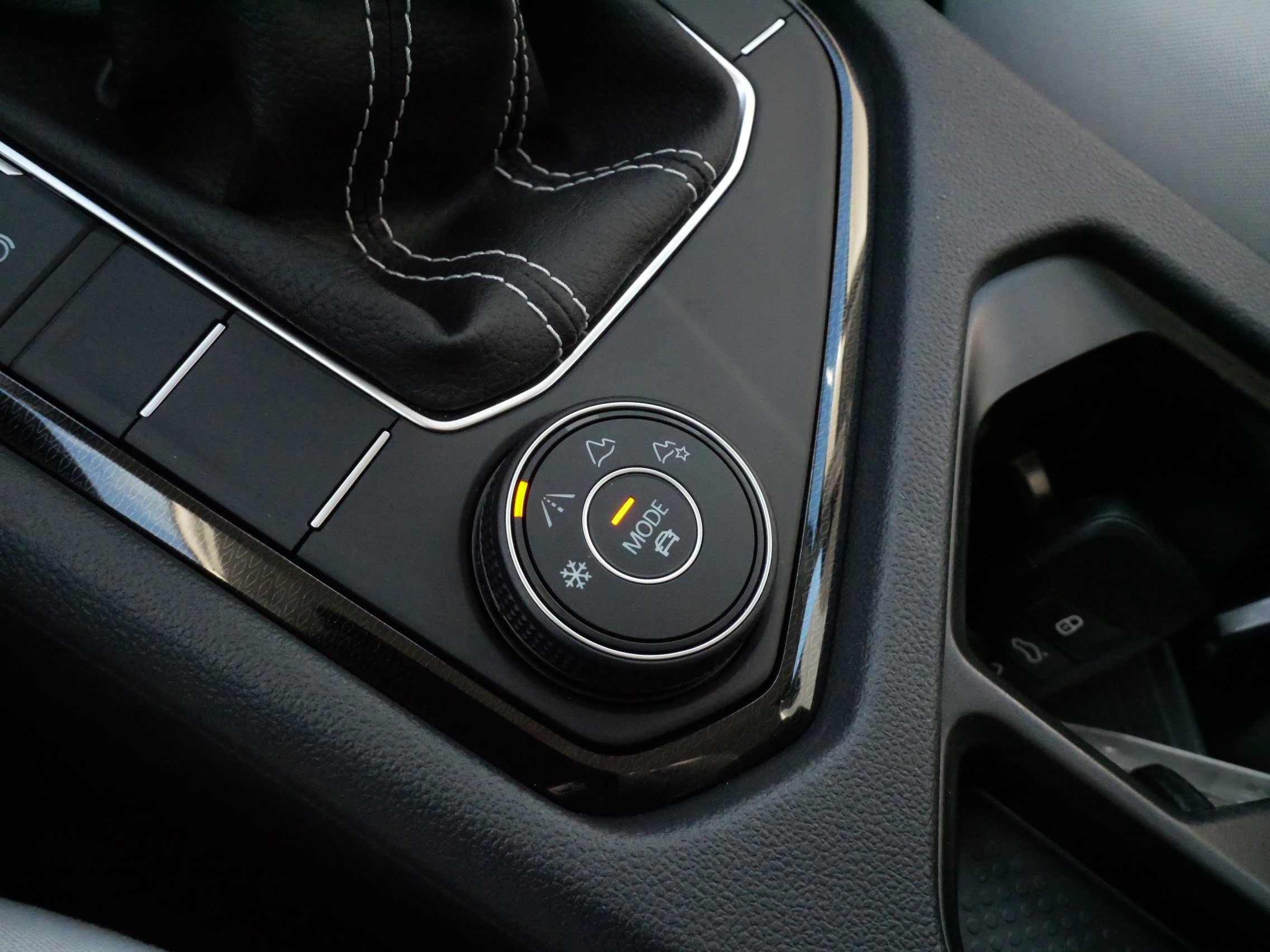 Certified 2025 Volkswagen Taos S image 27