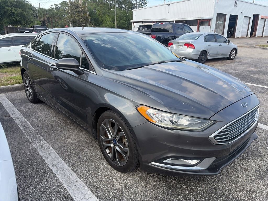 Used 2017 Ford Fusion SE w/ Equipment Group 201A FWD image 2
