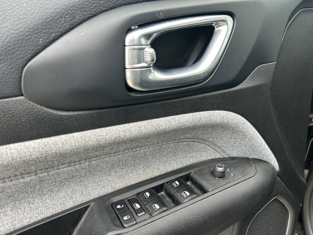 Used 2024 Jeep Compass Latitude w/ Sun and Sound Group image 11