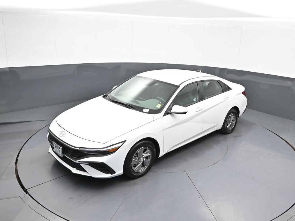 Certified 2025 Hyundai Elantra SE w/ Cargo Package FWD image 33
