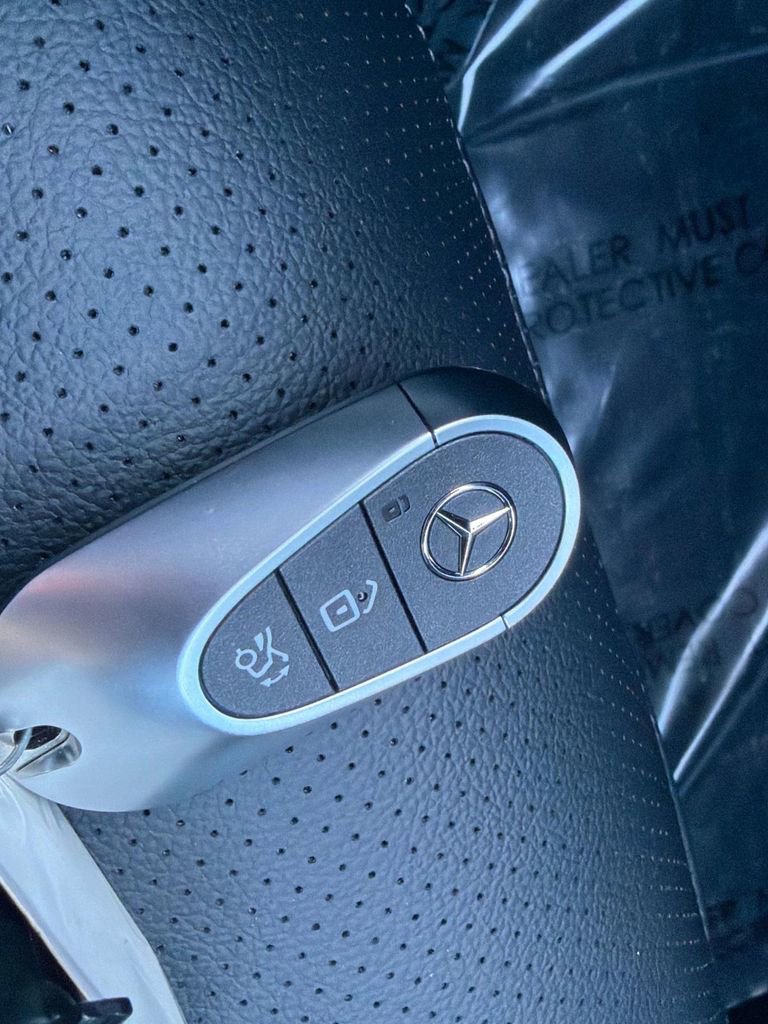 Used 2025 Mercedes-Benz GLC 350e 4MATIC image 33