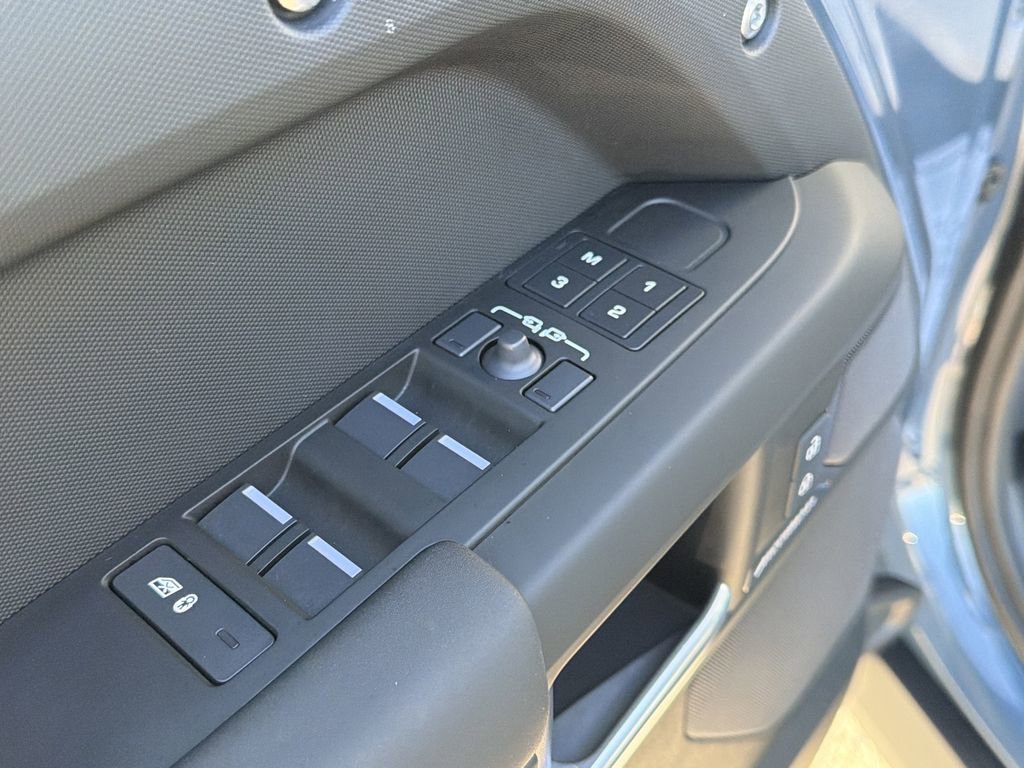 Used 2025 Land Rover Defender 110 S image 20