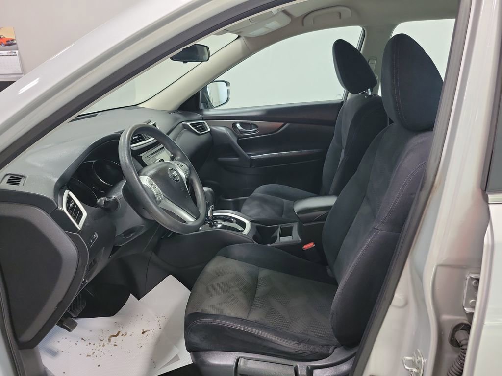 Used 2015 Nissan Rogue S image 2