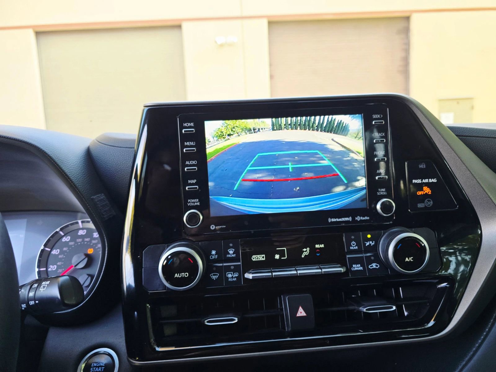 Used 2020 Toyota Highlander LE FWD image 16