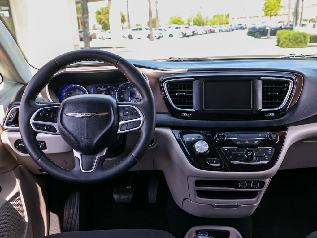 Used 2023 Chrysler Voyager LX image 21