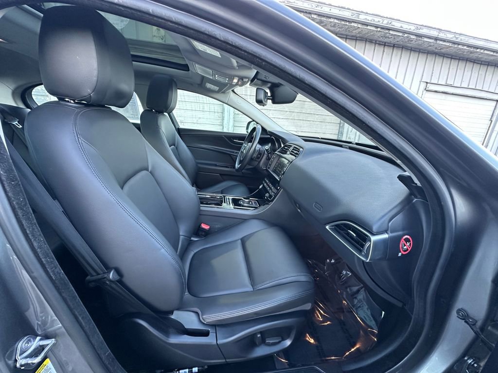 Used 2018 Jaguar XE Premium image 28
