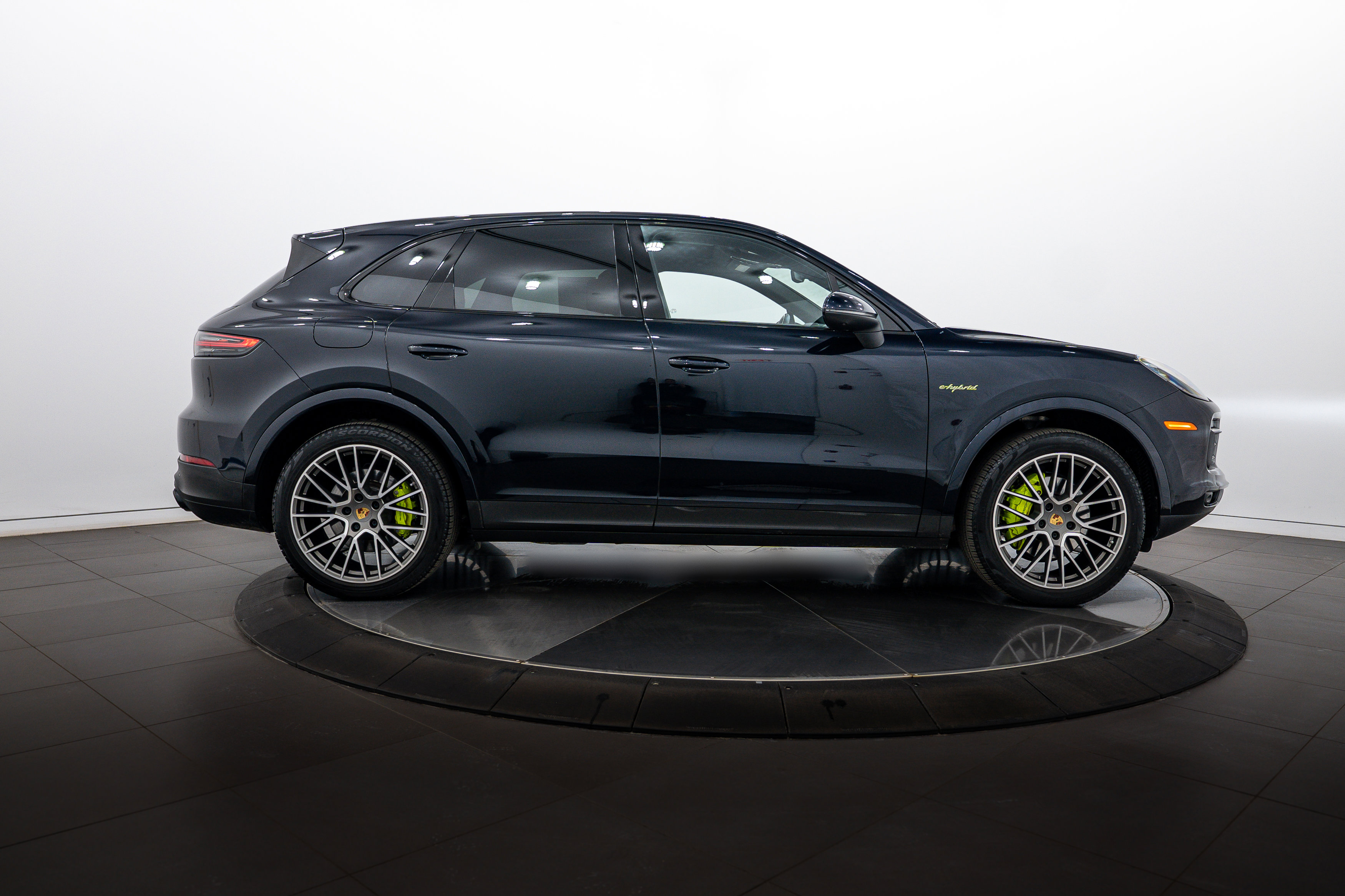 Certified 2023 Porsche Cayenne Platinum Edition image 8