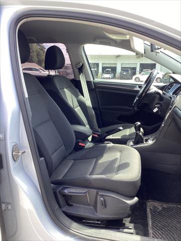 Used 2018 Volkswagen Golf S image 31