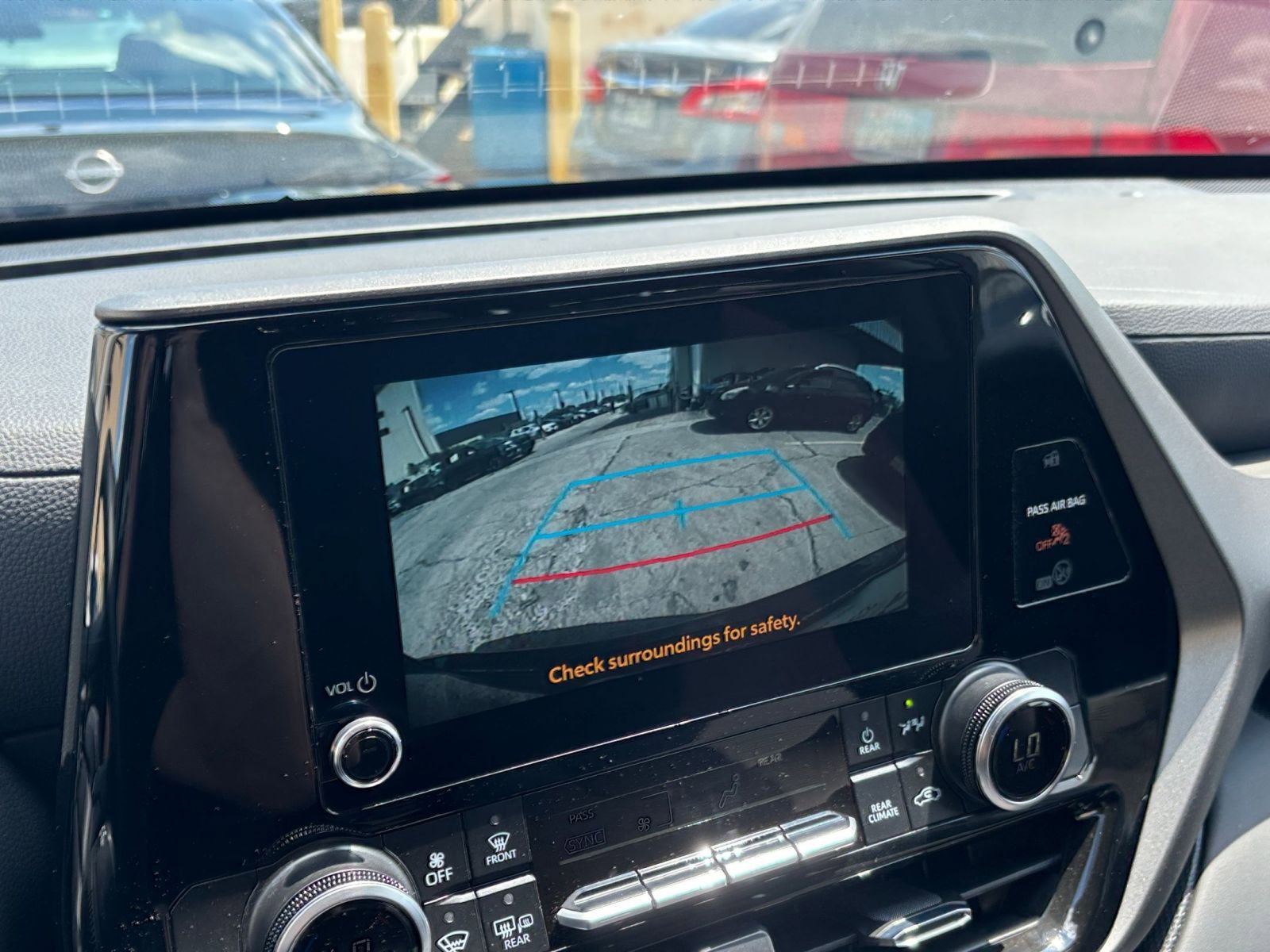 Used 2025 Toyota Highlander LE FWD image 25