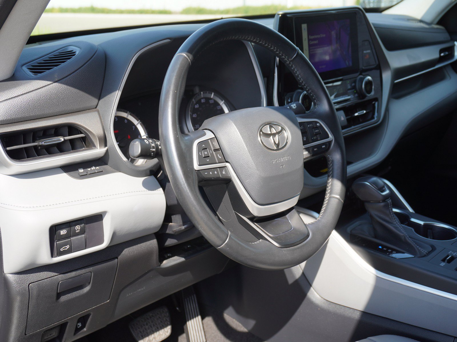 Used 2023 Toyota Highlander XLE AWD/4WD image 22