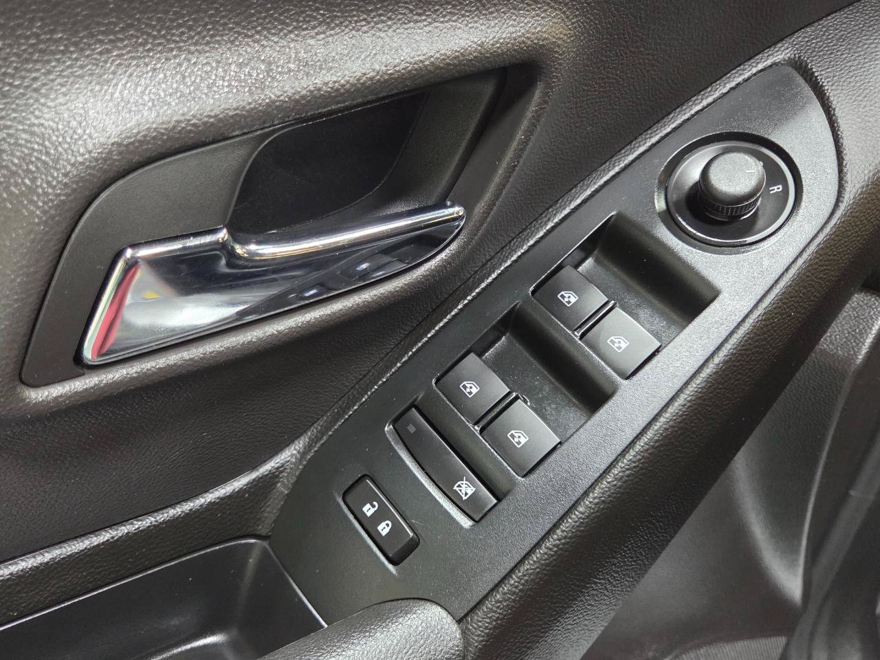 Used 2017 Chevrolet Trax LT w/ LT Convenience Package FWD image 29