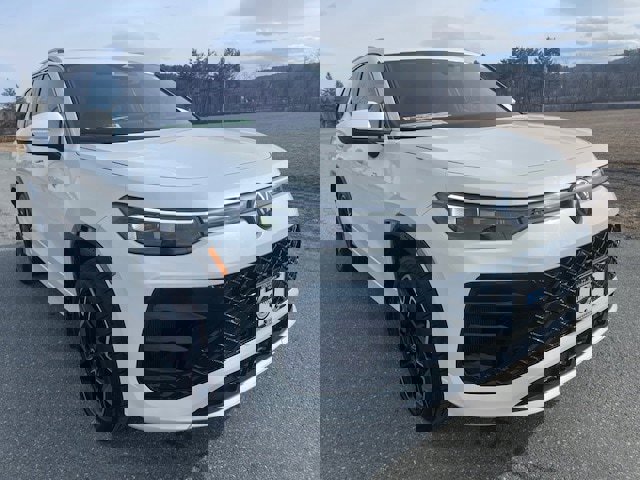 New 2026 Volkswagen Tiguan SEL R-Line image 3