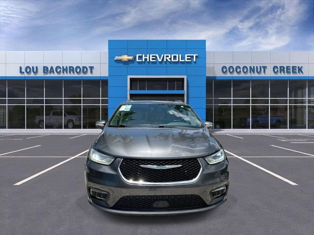 Used 2021 Chrysler Pacifica Limited w/ Uconnect Theater Family Group FWD image 3