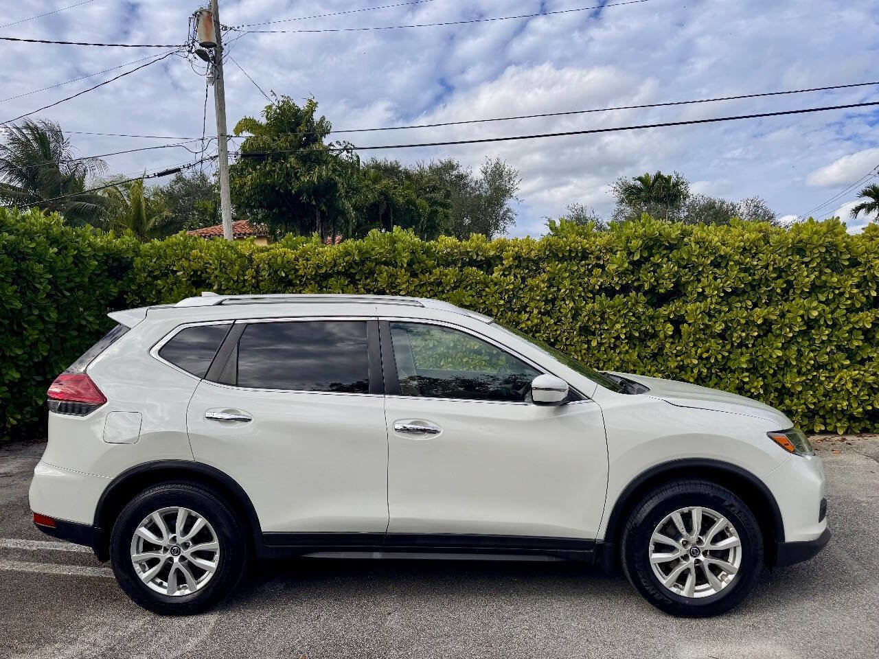 Used 2018 Nissan Rogue SV image 3