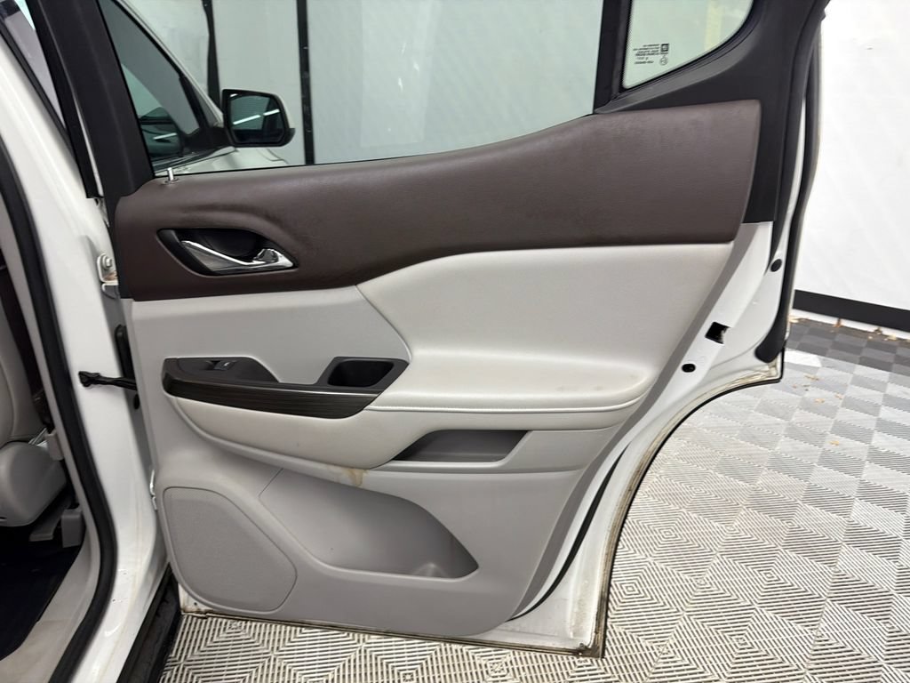 Used 2017 GMC Acadia SLT w/ LPO, Cargo Package FWD image 18