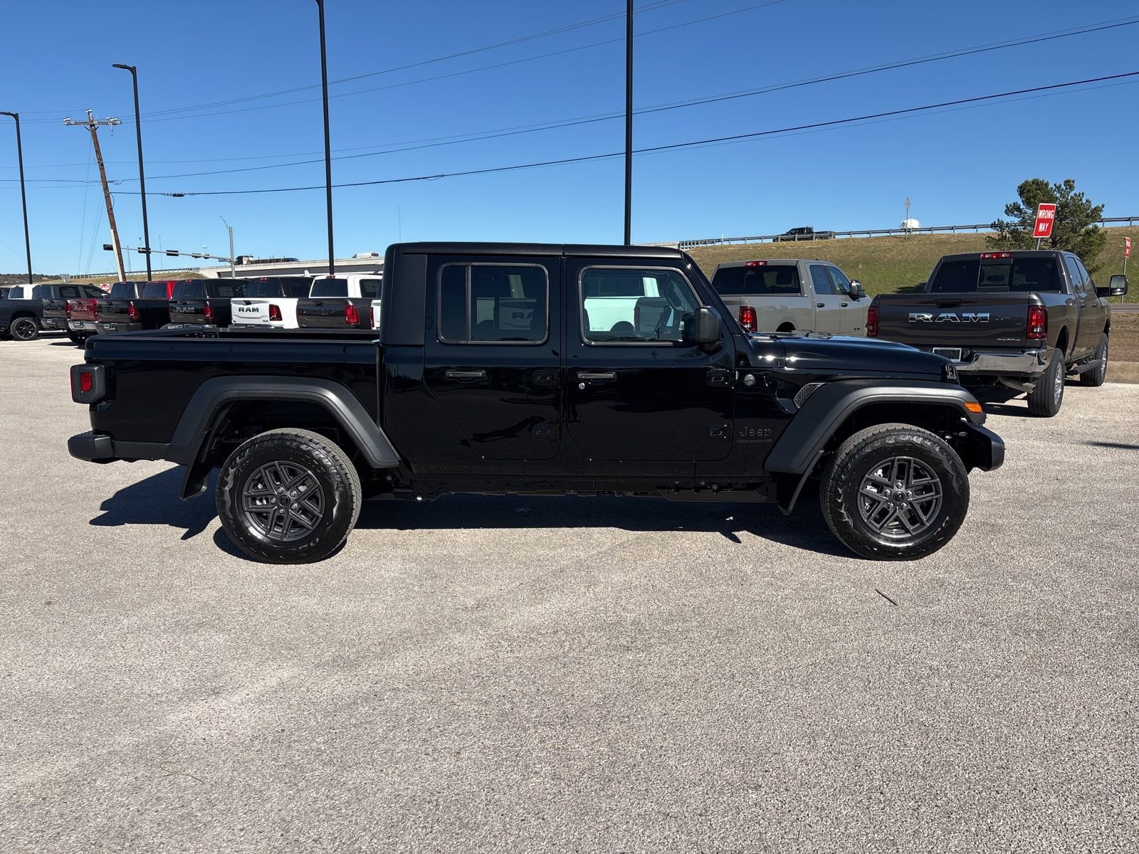 New 2026 Jeep Gladiator Sport AWD/4WD image 7