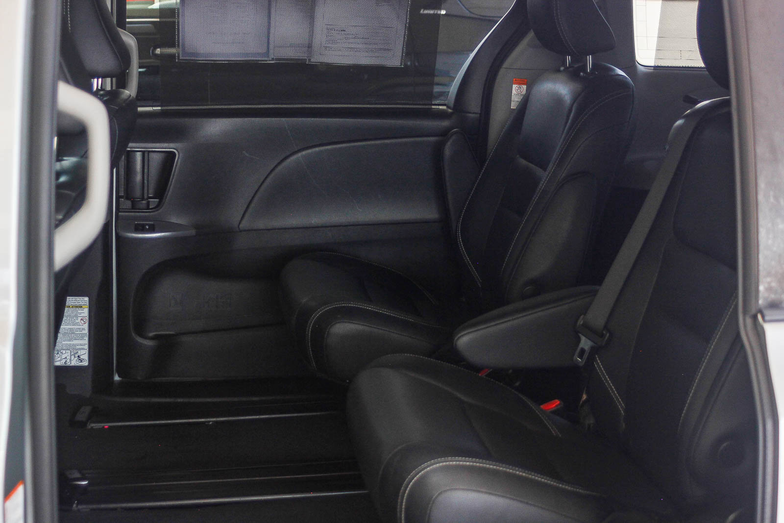 Used 2020 Toyota Sienna SE w/ Carpet Mat Package image 18