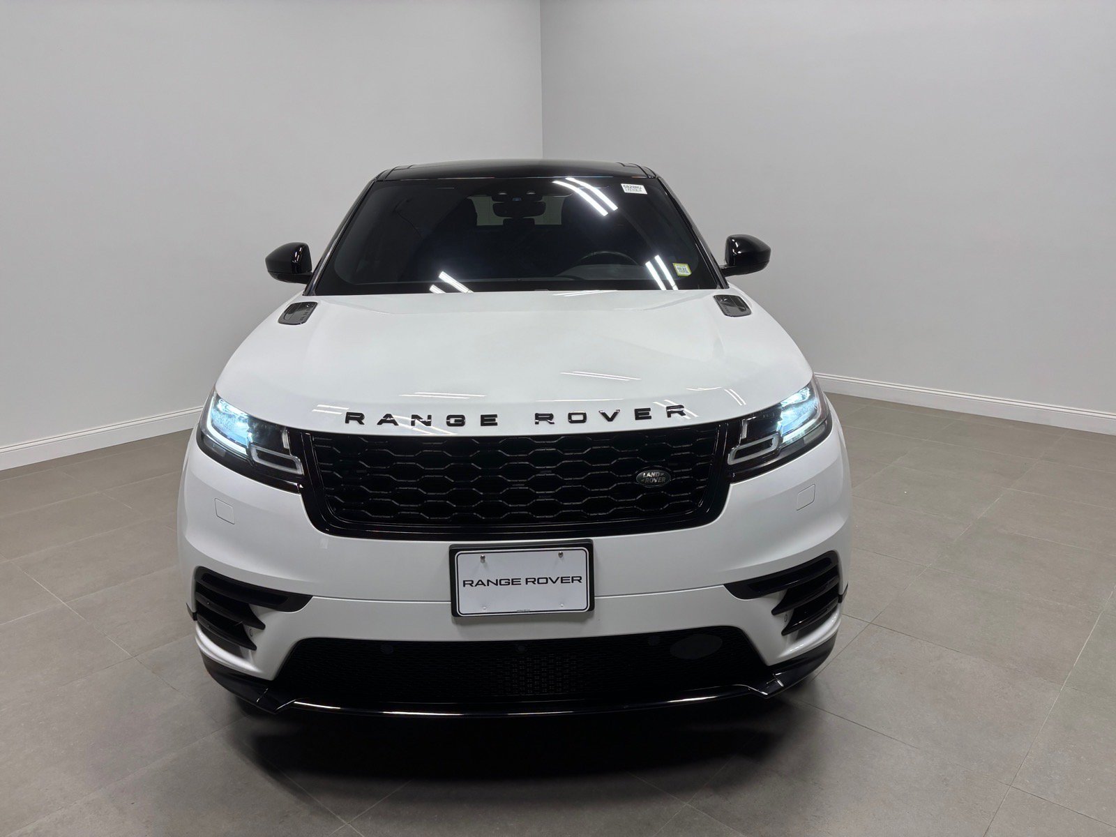 Used 2019 Land Rover Range Rover Velar R-Dynamic SE AWD/4WD image 3
