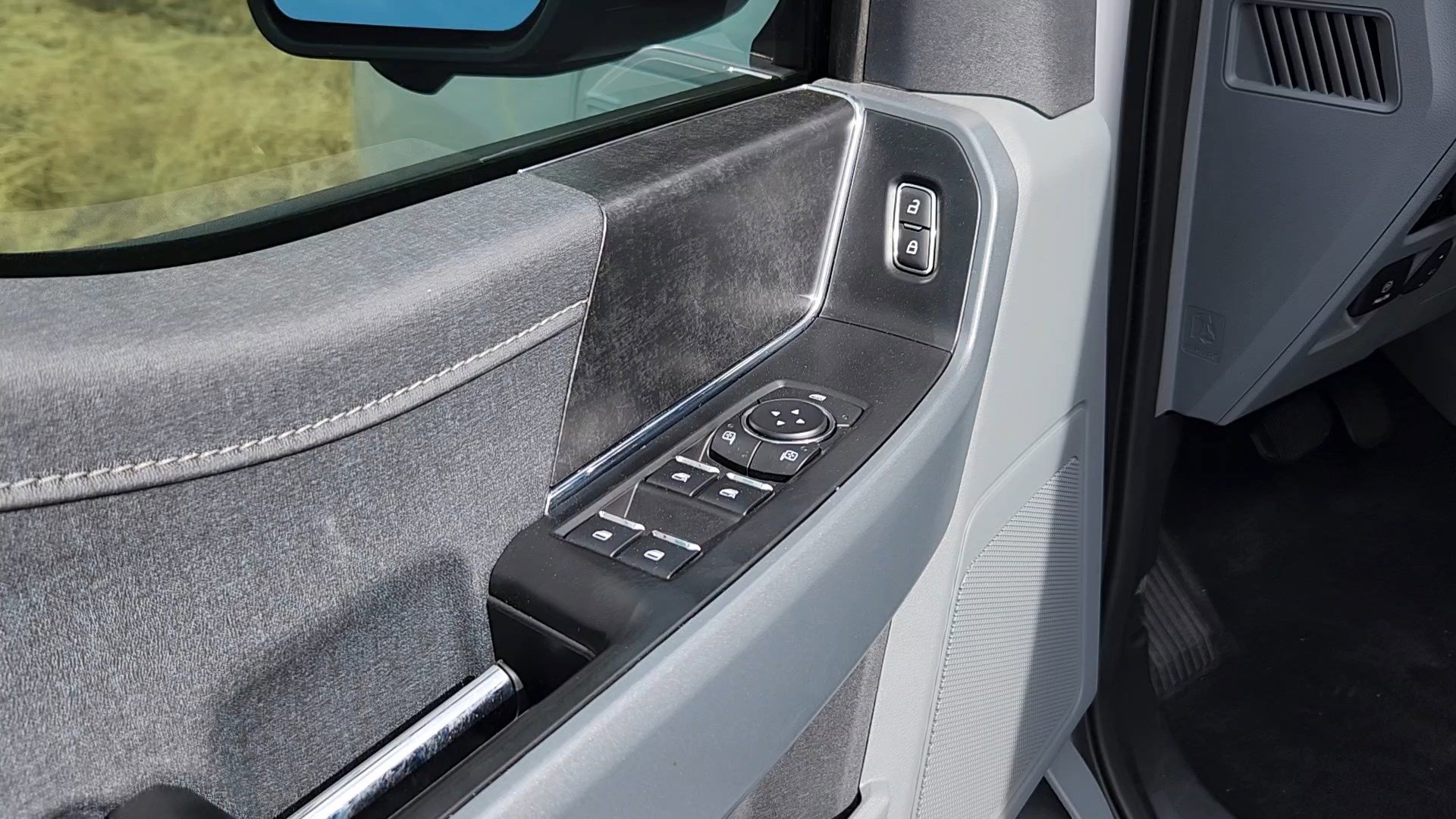 Used 2023 Ford F150 Lightning XLT image 9