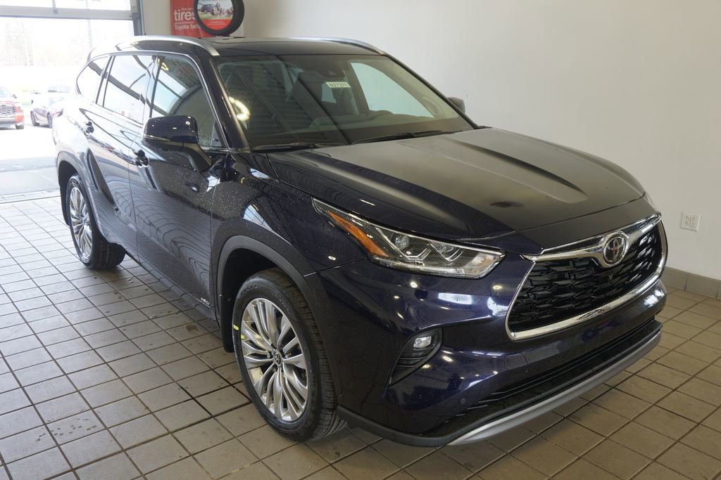 New 2026 Toyota Highlander Platinum image 2