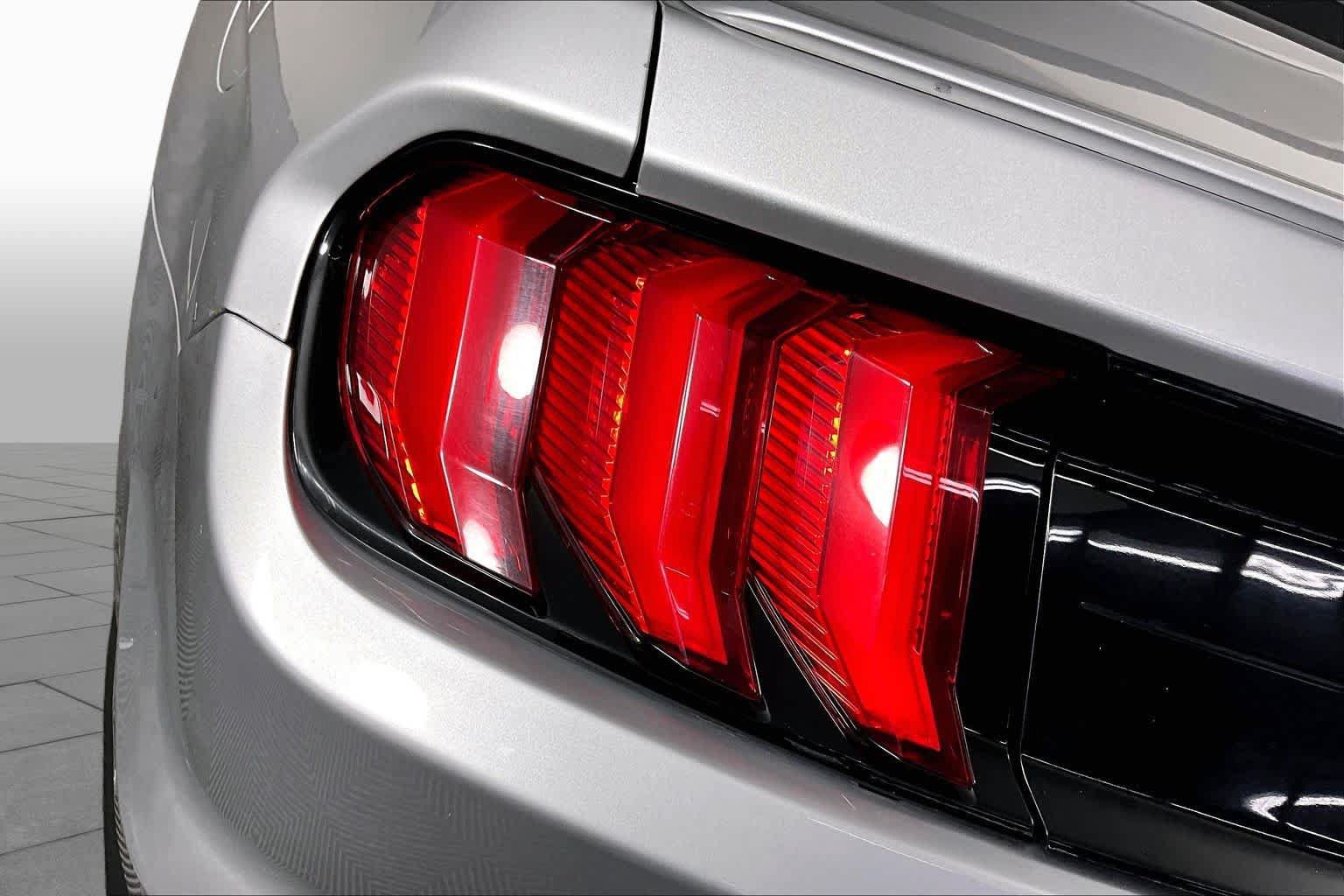 Used 2019 Ford Mustang Premium RWD image 27