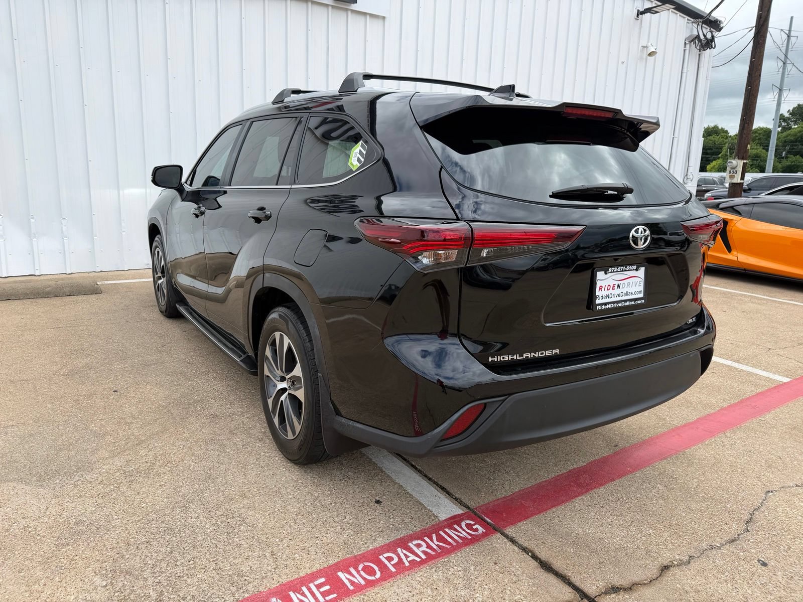 Used 2024 Toyota Highlander XLE FWD image 4