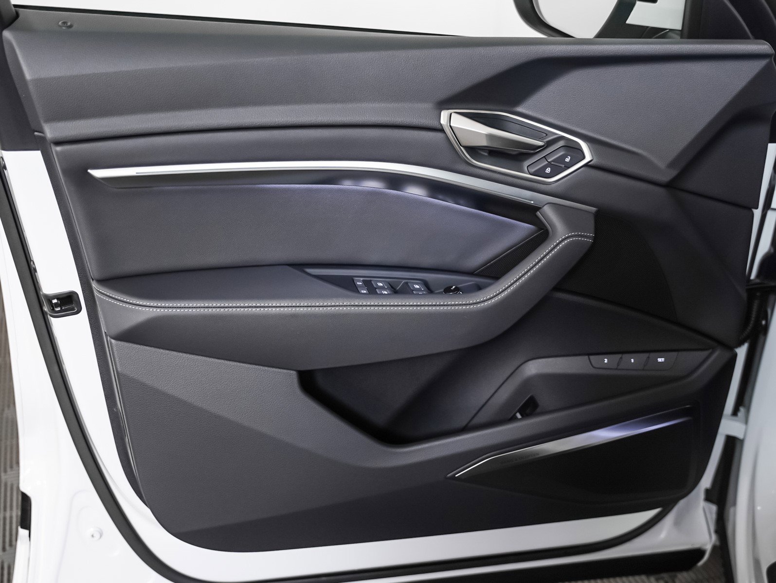 Used 2024 Audi Q8 e-tron Premium Plus image 25