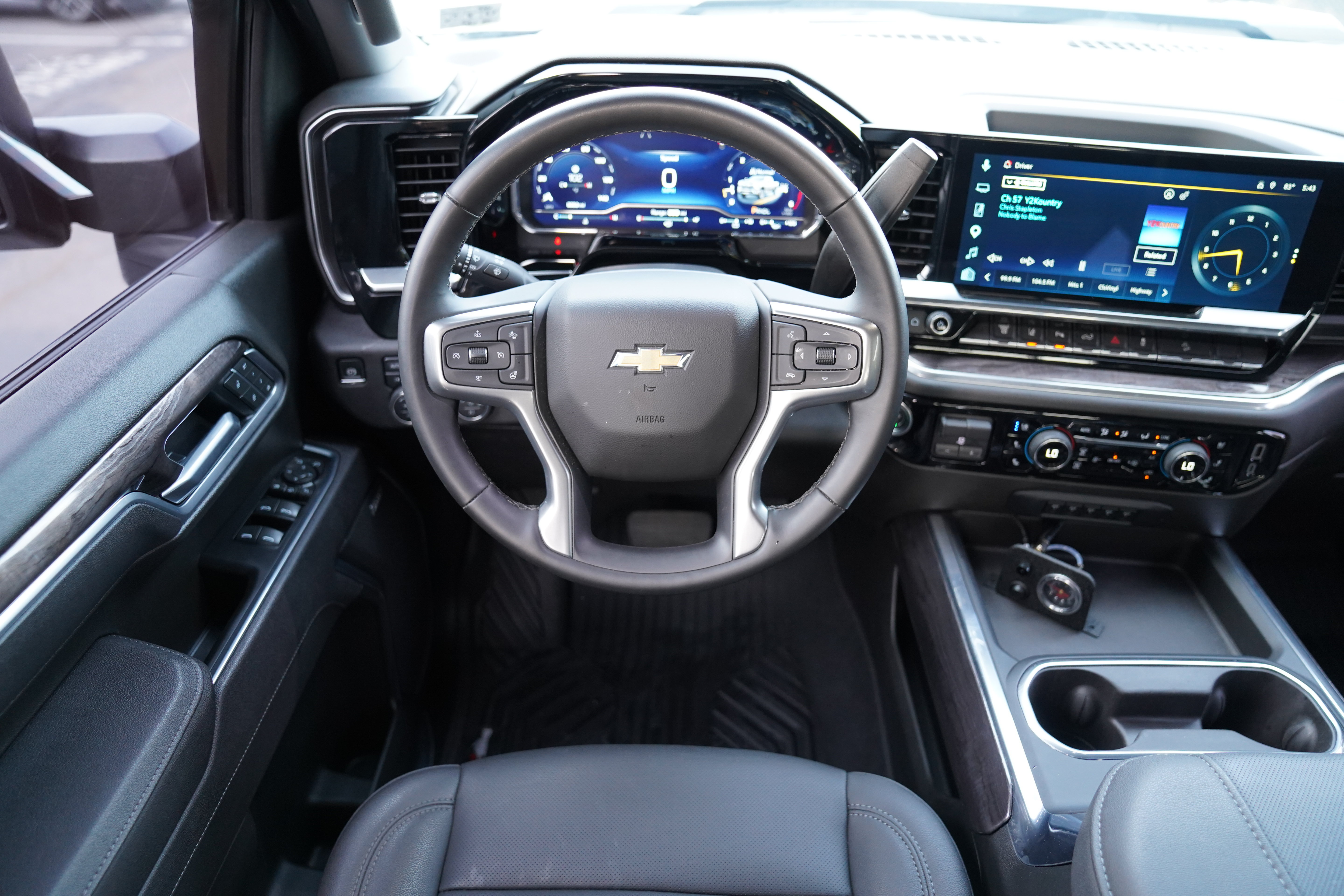 Used 2025 Chevrolet Silverado 3500 LTZ w/ LTZ Convenience Package AWD/4WD image 12