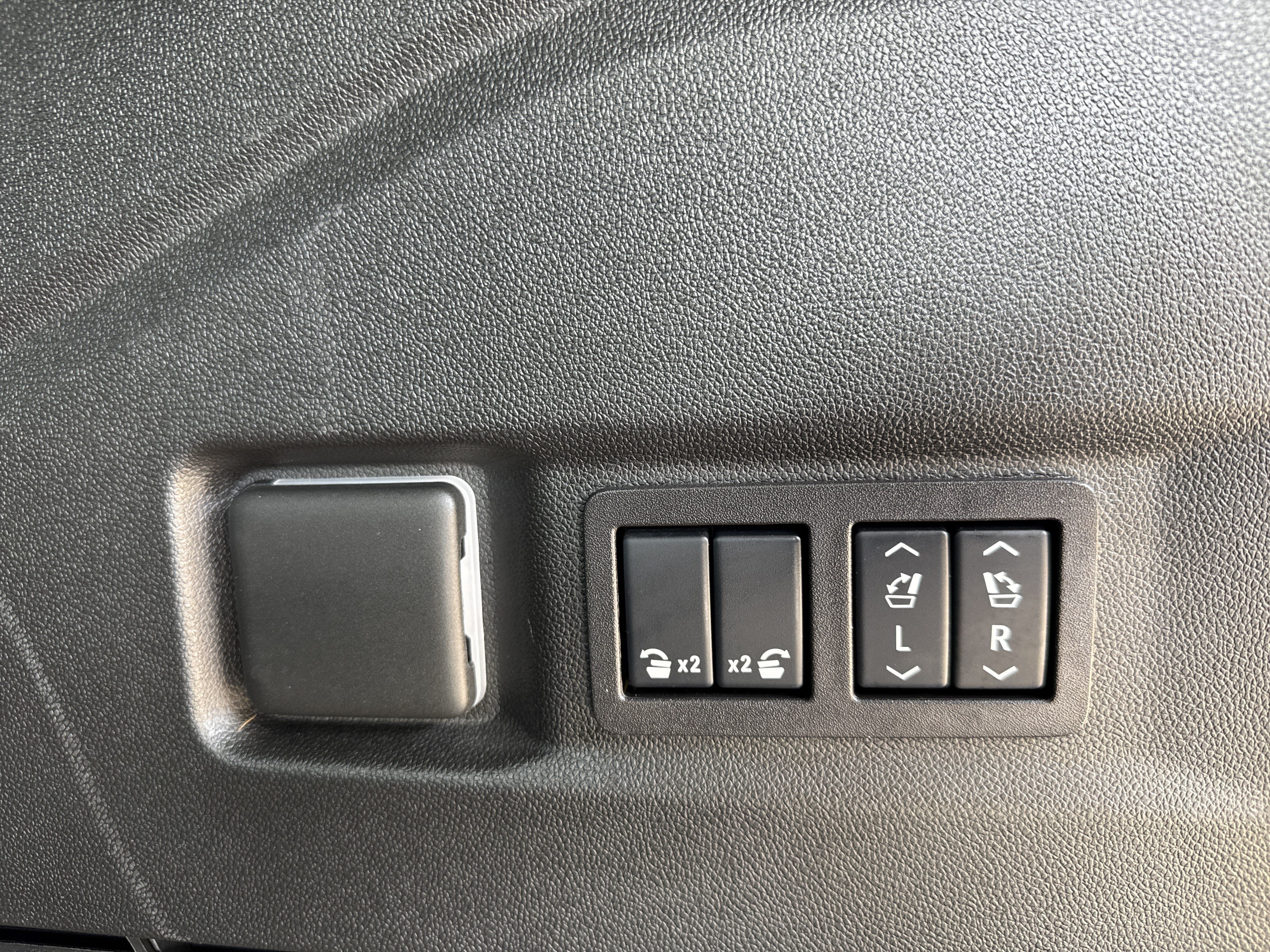 Used 2025 GMC Yukon Denali Ultimate w/ LPO, Floor Liner Package AWD/4WD image 39