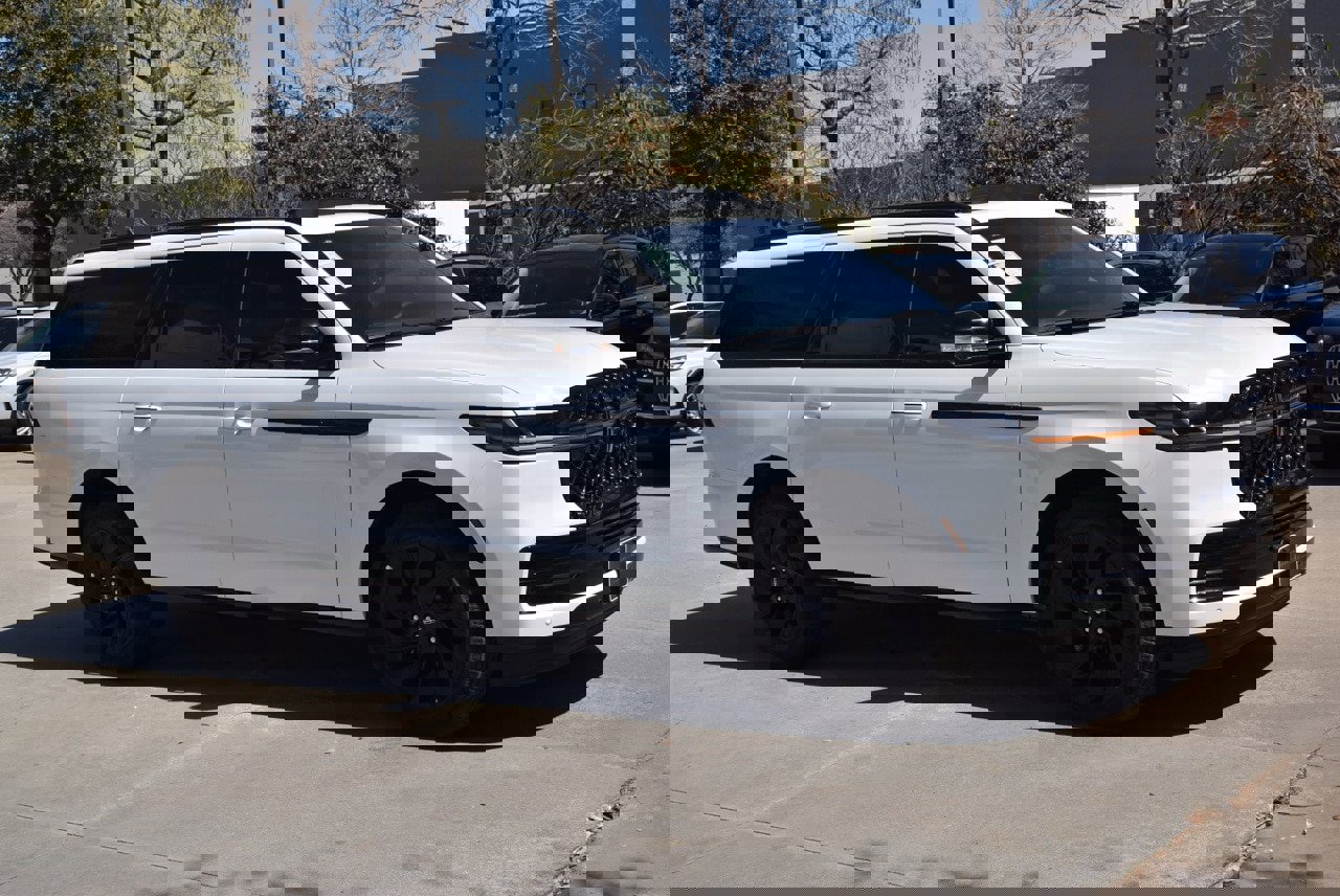 New 2025 Lincoln Navigator L Reserve w/ Jet Appearance Package image 11