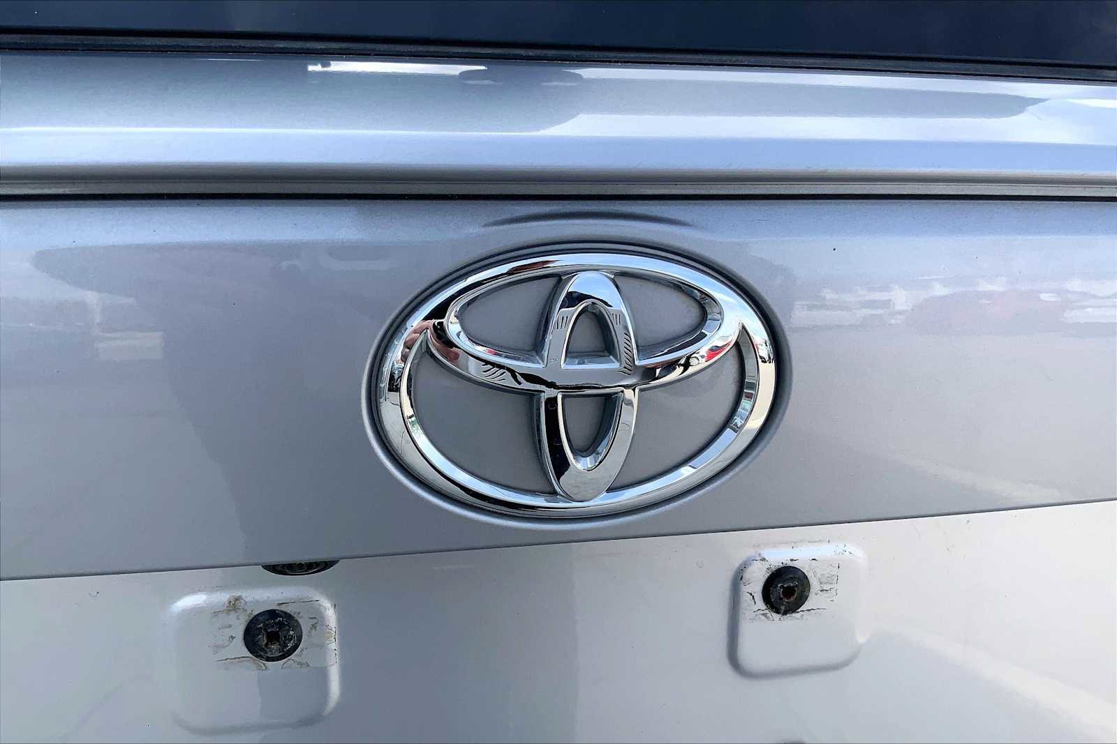 Used 2019 Toyota RAV4 LE w/ All Weather Liner Package AWD/4WD image 32